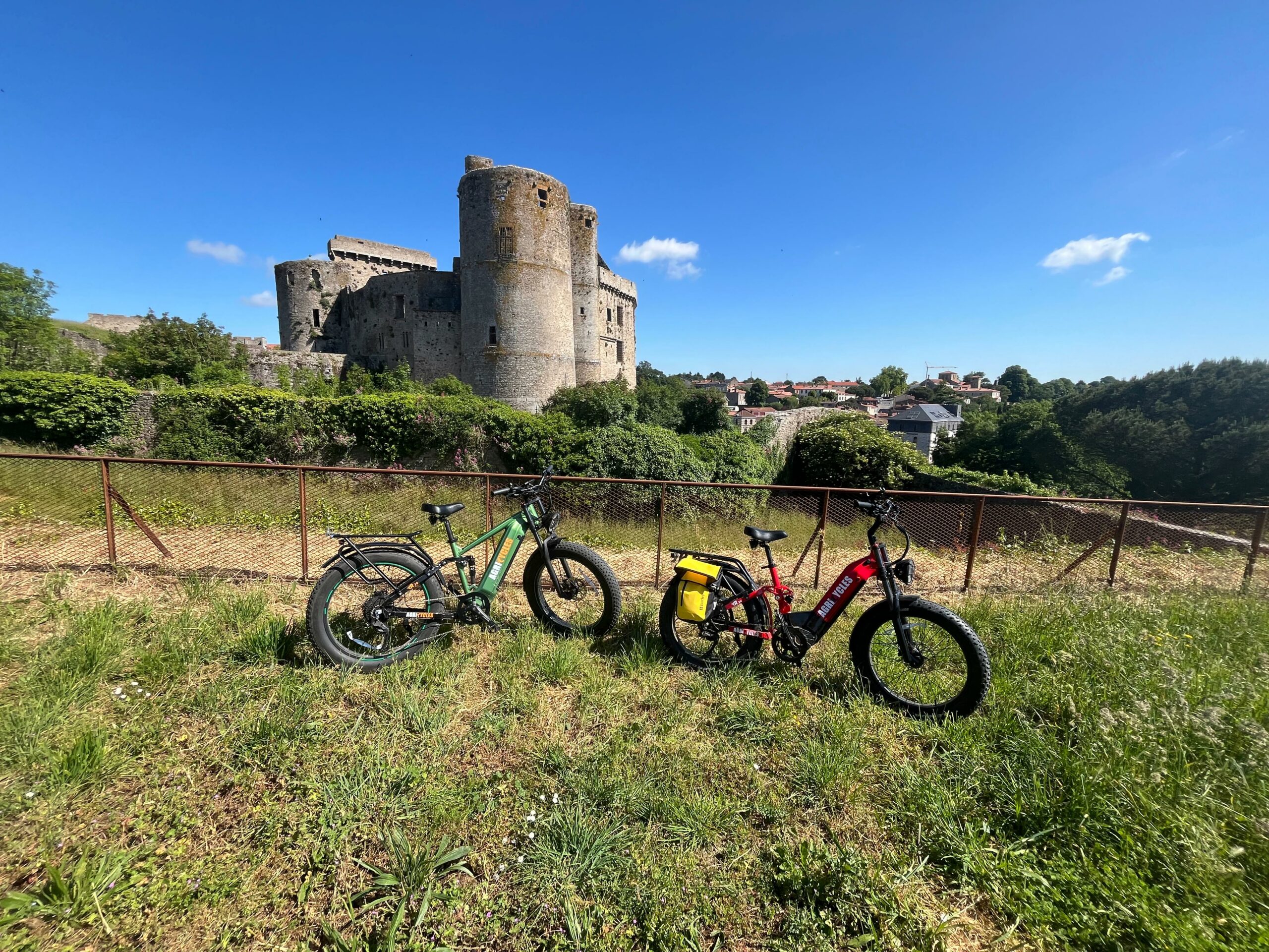 Balade à vélo électrique à Clisson, entre patrimoine médiéval, vignobles et ambiance Hellfest