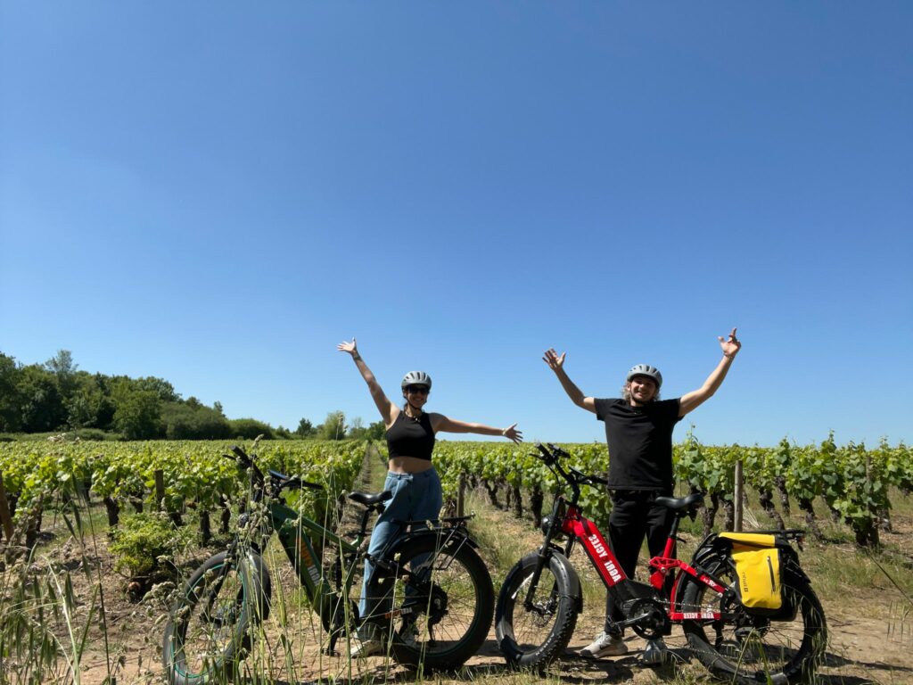 Groupe d’amis en randonnée libre à vélo électrique au bord de la Loire : une escapade conviviale entre nature et partage.